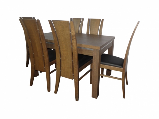 Stół w komplecie z krzesłami